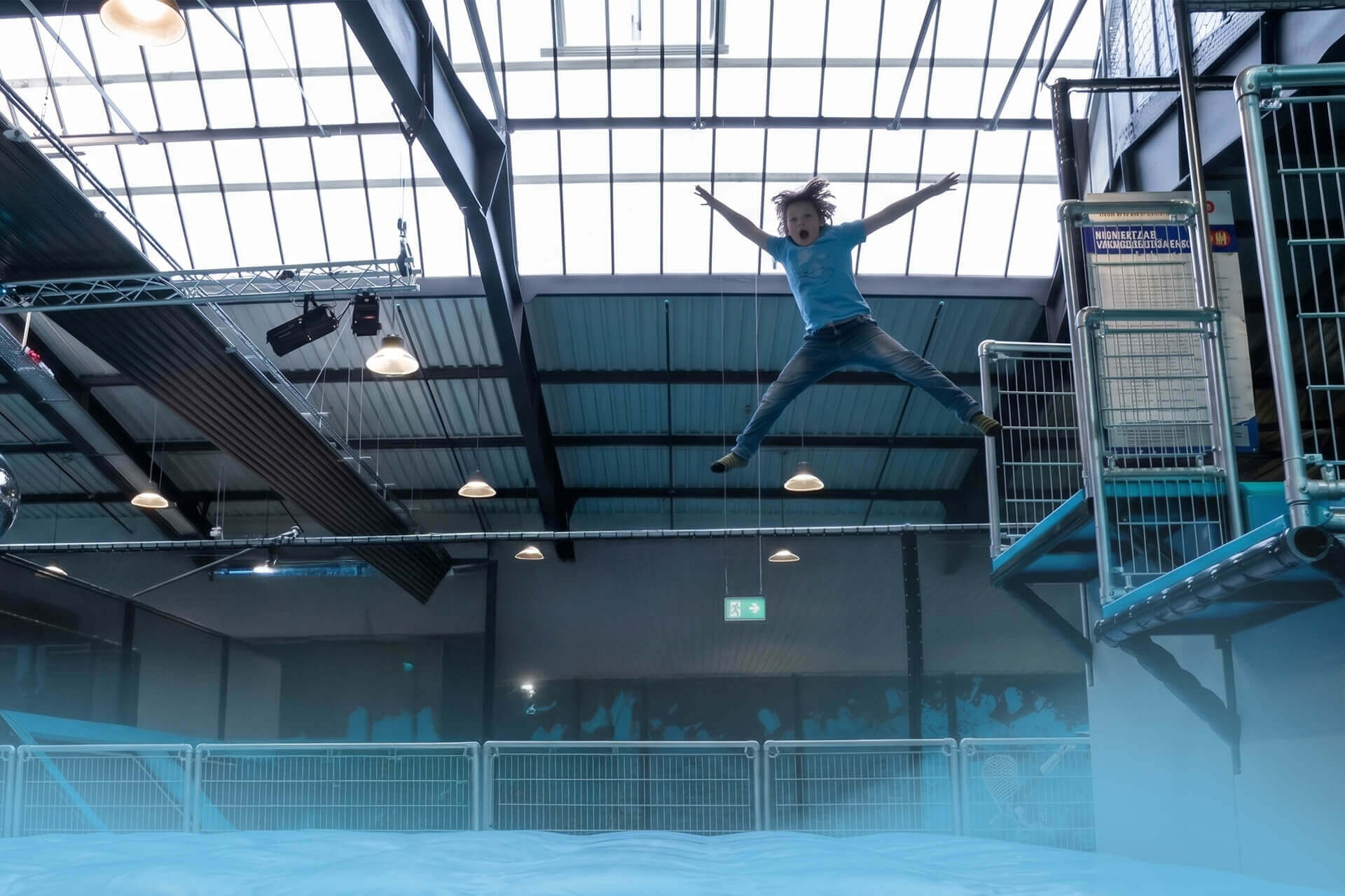 Sprung in den Airbag im SkyandSand Indoor Trampolinpark Würzburg