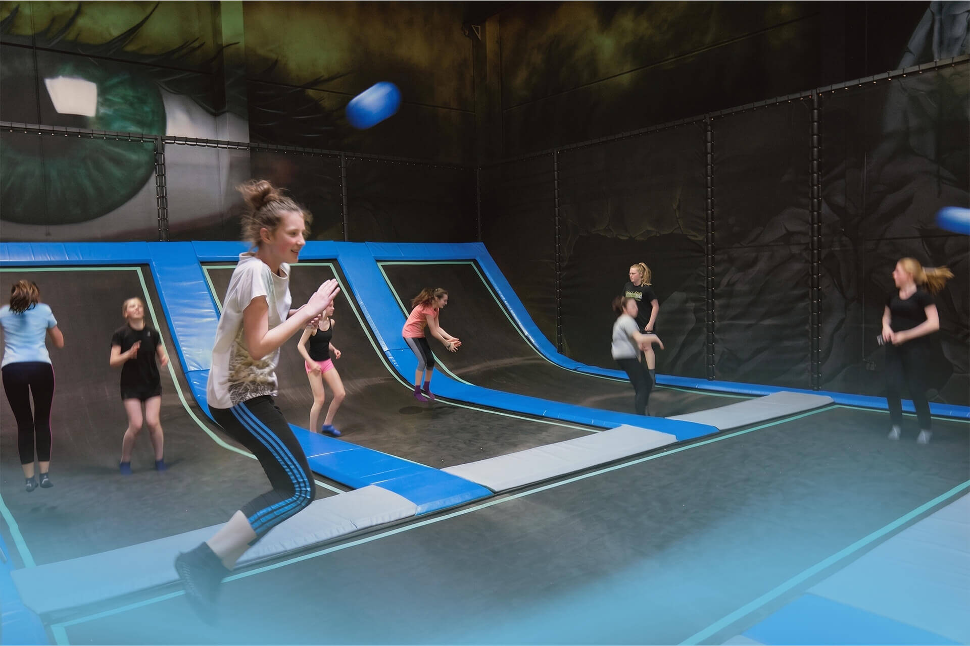Kinder spielen Dodgeball auf Trampolinen in der Trampolinhalle SkyandSand Würzburg