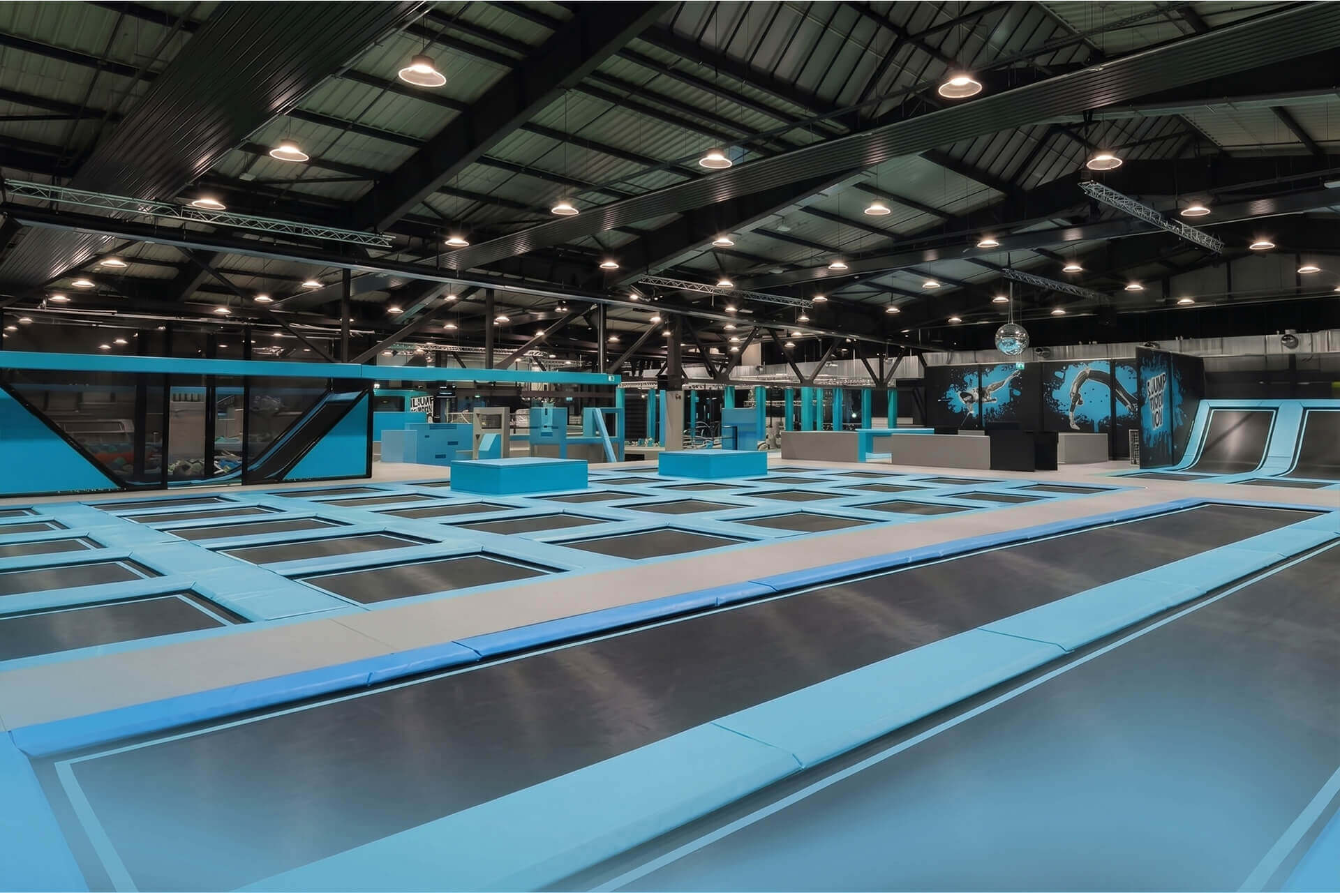 Main Court mit zusammenhängenden Trampolinen im SkyandSand Würzburg