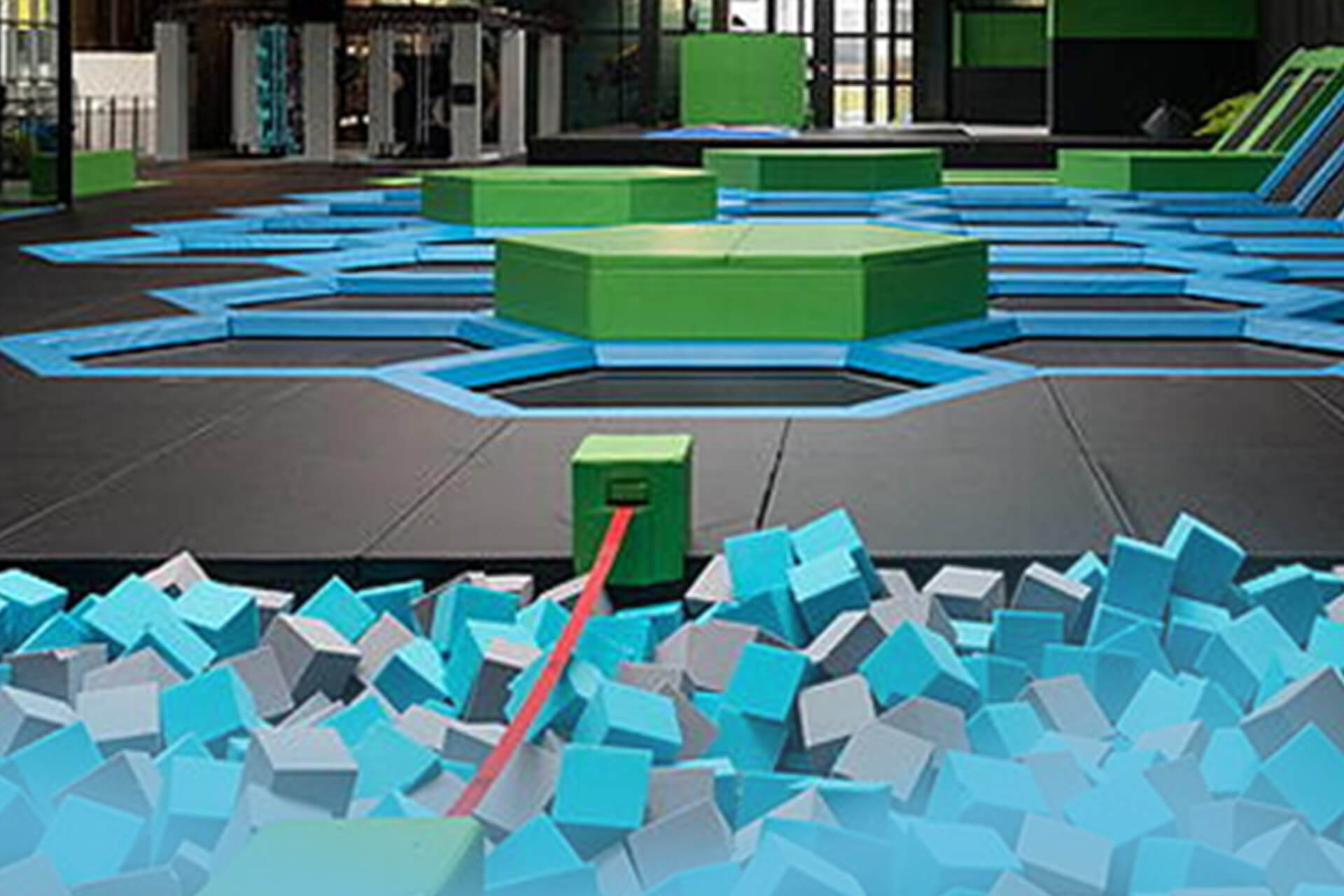 Blick auf die Schaumstoffgrube und Balancier-Elemente der Attraktion Jump for Battle im SkyandSand Trampolinpark Würzburg.