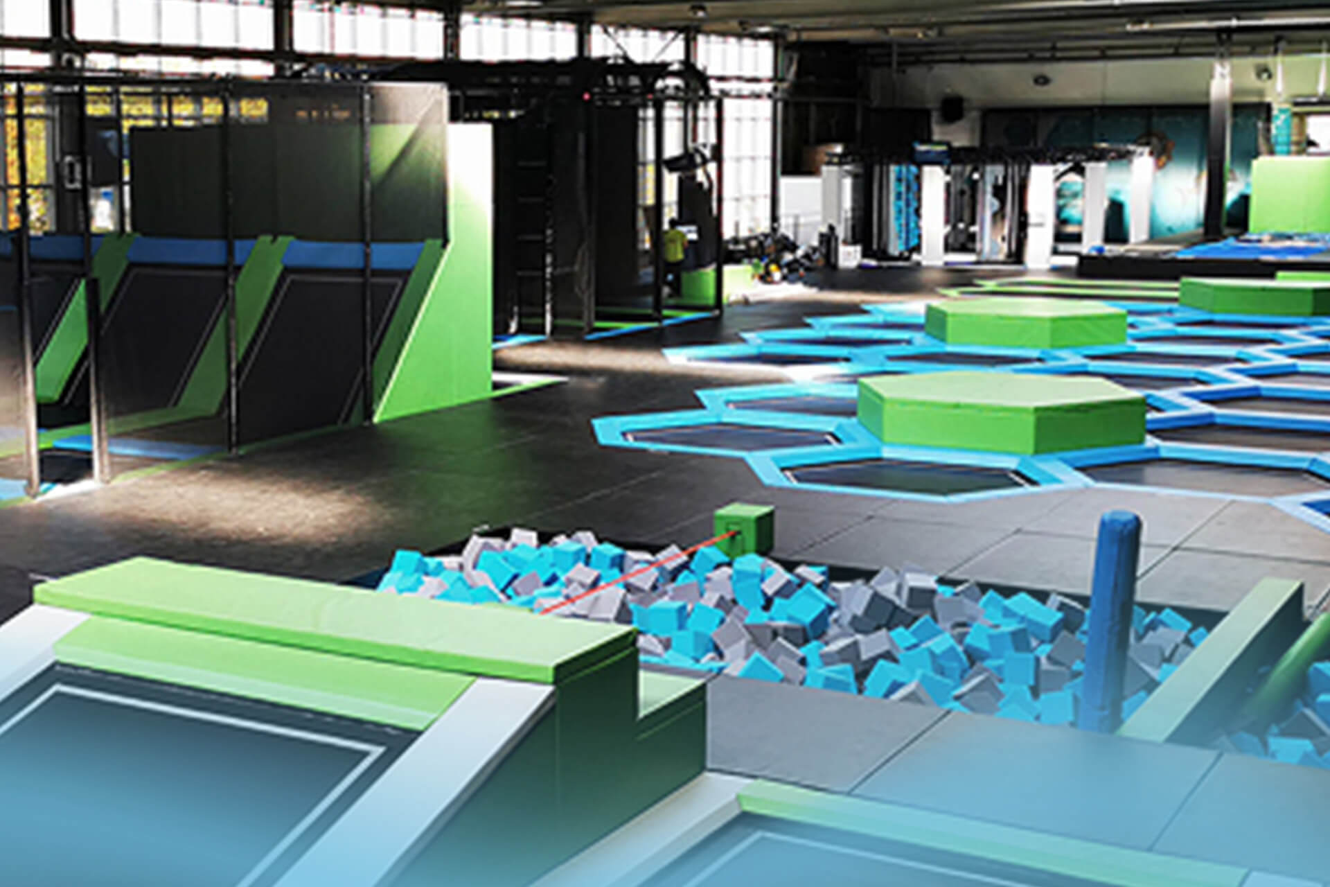 Weiter Blick über den großzügigen Trampolinbereich Jump for Joy im SkyandSand Trampolinpark Würzburg.