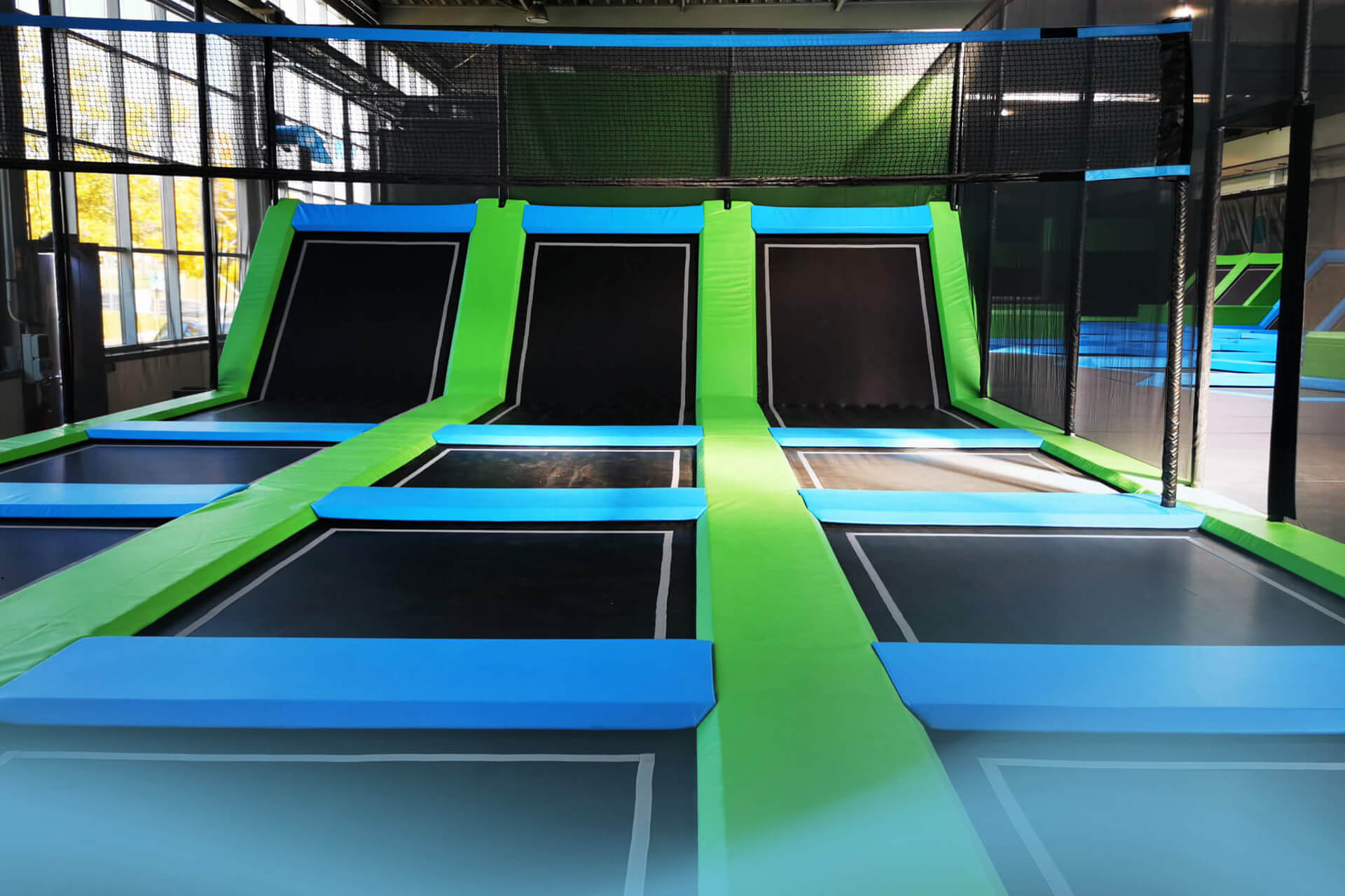 Offene Trampolinlandschaft mit Schaumstoffgrube im SkyandSand Trampolinpark Würzburg.