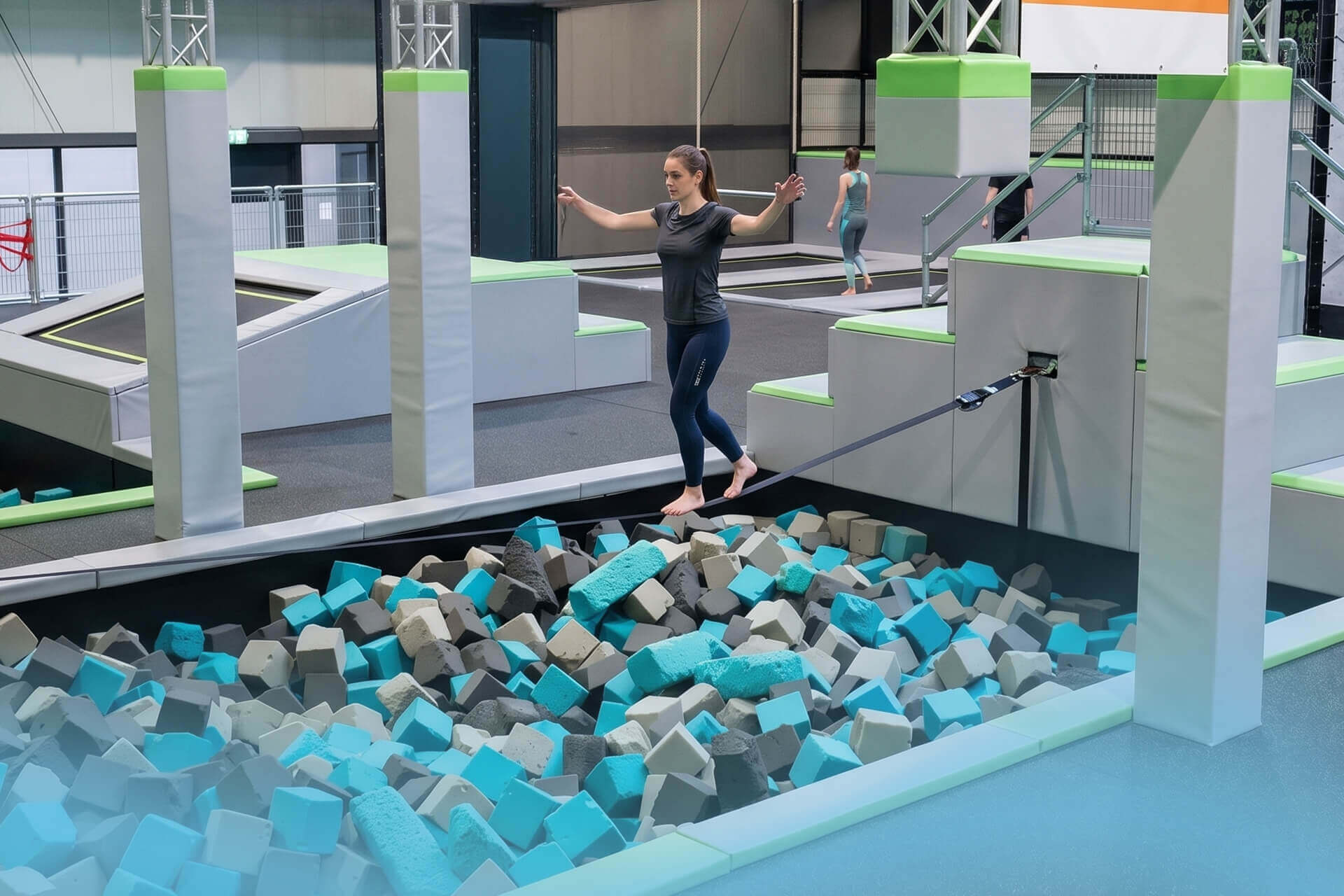 Slackline im SkyandSand Würzburg zum Trainieren von Balance und Körperkontrolle
